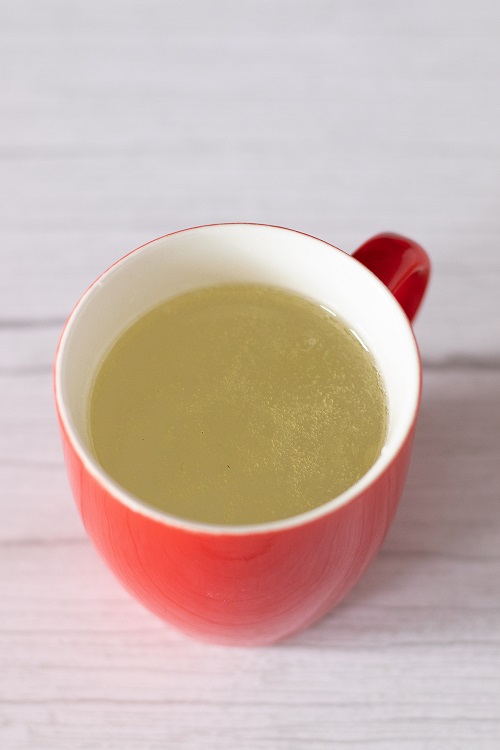 Baklava dressing in a red mug: sunflower oil, mineral water and baking soda.