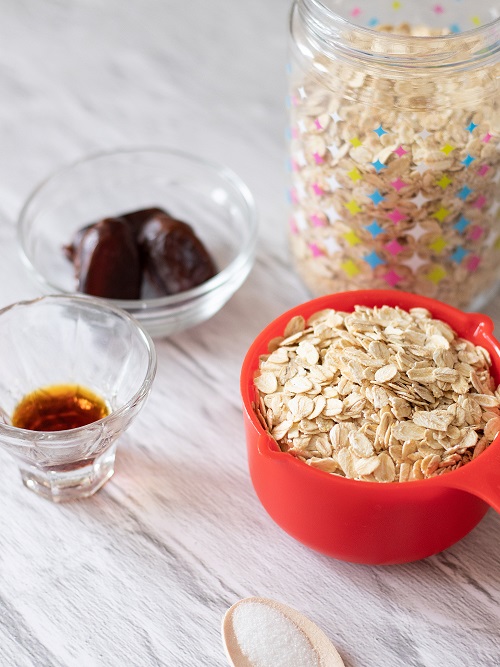 Healthy ingredients for making homemade milk: rolled oats, dates, water, pure vanilla extract and pinch of salt.