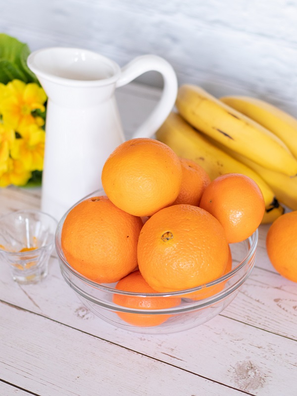 Easy step-by-step recipe of how to make orange smoothie with fresh ingredients