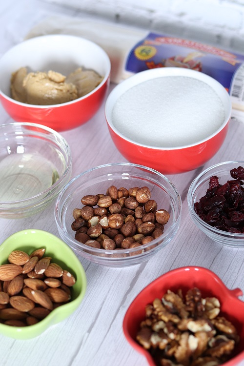 Ingredients for this recipe: walnuts, almonds, hazelnuts, filo dough, dried cranberries, sugar, and oil