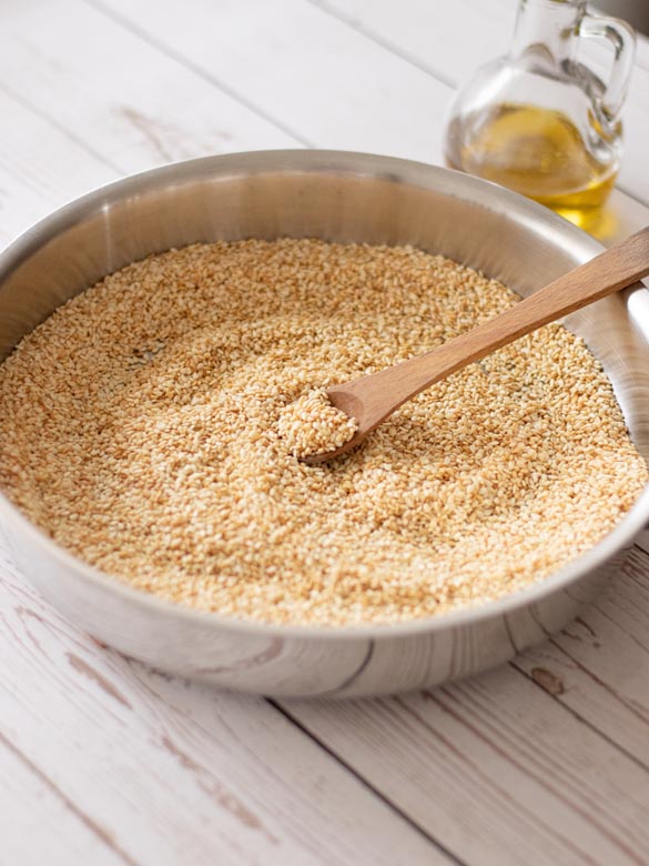 Toasted sesame seeds with olive oil