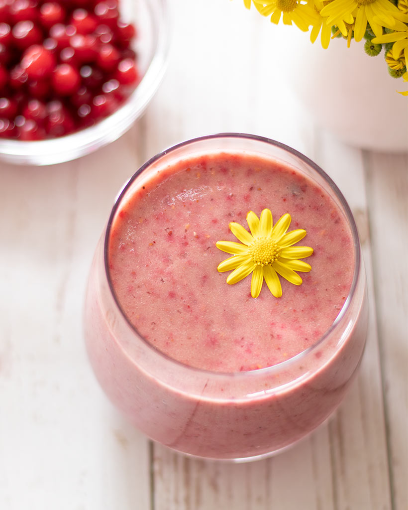 Simple weight loss smoothie recipe with cranberry, banana and raspberry