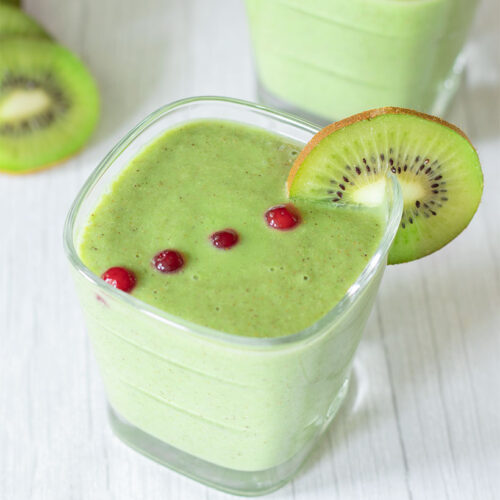 Recipe for kiwi smoothie with banana, fresh spinach and dairy-free milk for weight-loss breakfast or snack