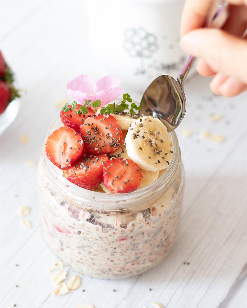 Make ahead vegan strawberry overnight oats. Best filling meal prep with no cooking required.