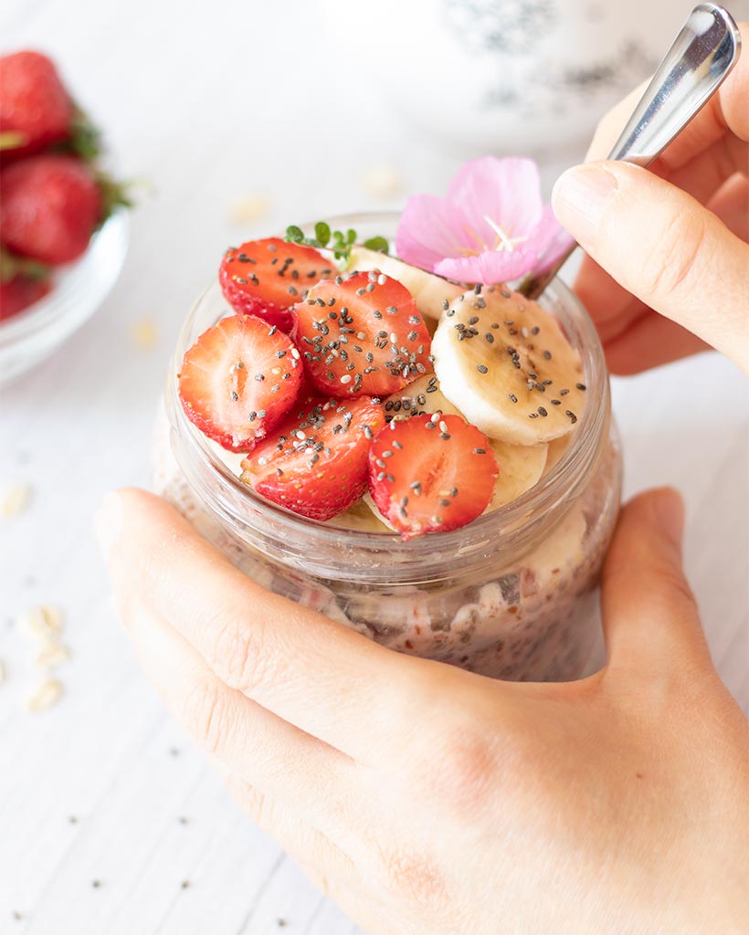 Make ahead vegan strawberry banana overnight oats (dairy-free, egg-free breakfast)