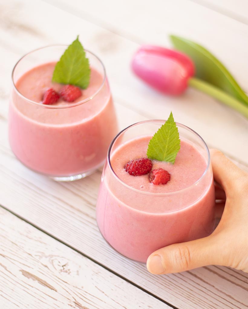 Vegan raspberry banana smoothie without yogurt