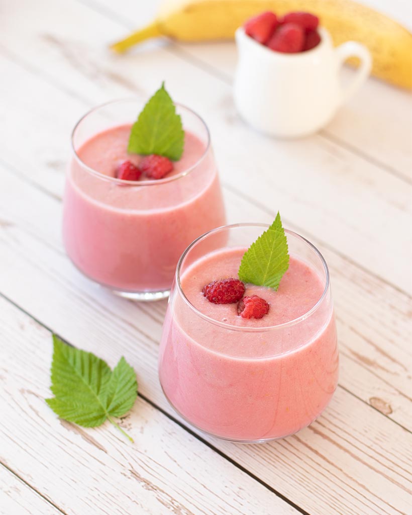 Healthy and creamy plant-based raspberry smoothie without yogurt.