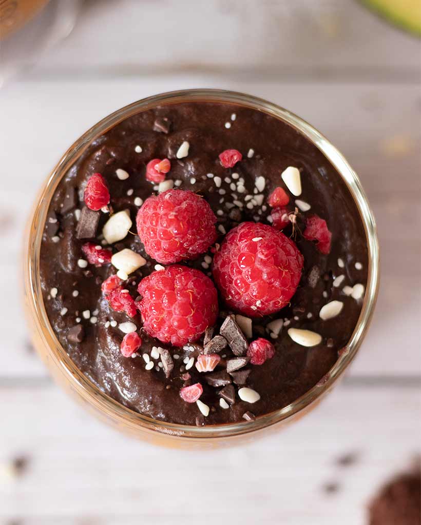 No-cook vegan dessert - plant-based vegan chocolate avocado pudding. Creamy homemade mousse.