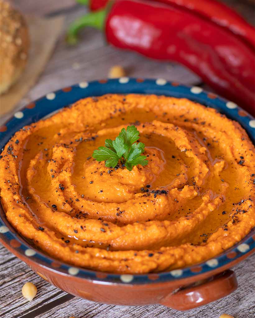Quick and easy side dish - healthy homemade hummus recipe with roasted red peppers, chickpeas and tahini. Weight-loss friendly food for breakfast, dinner, brunch, side dish or snack.