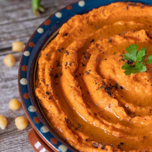 Easy recipe for roasted red pepper hummus. Best homemade vegan dip made with plant-based ingredients like: chickpeas, roasted red peppers, tahini, olive oil, lemon juice and spices.