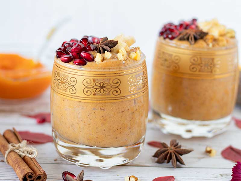 Healthy cinnamon spiced pumpkin puree smoothie recipe made with dairy-free ingredients for weight-loss breakfast.