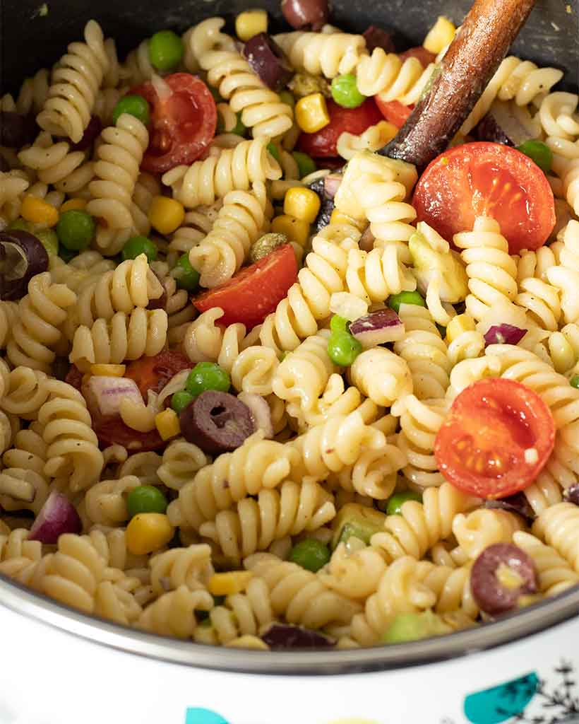 Quick and easy plant-based salad in a pot.