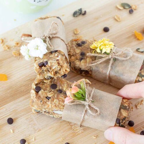 Recipe for homemade granola bars. Vegan no-bake energy snacks for kids and adults.