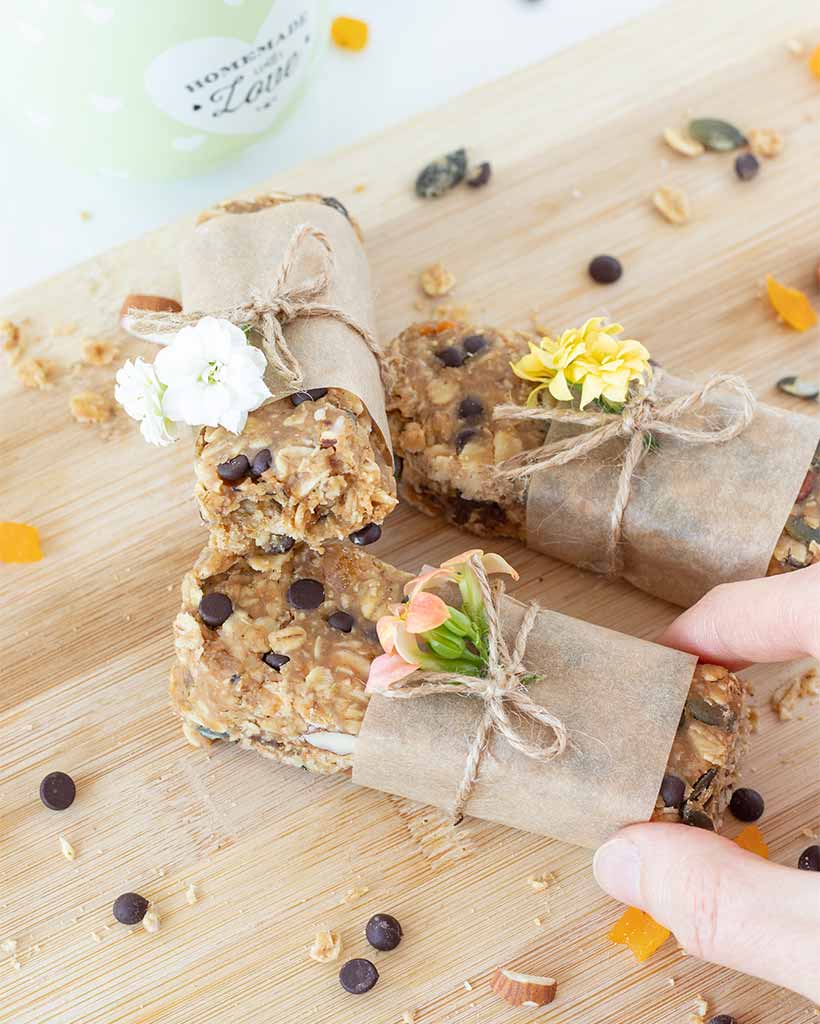 Recipe for homemade granola bars. Vegan no-bake energy snacks for kids and adults.