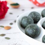 Spirulina energy balls recipe for lunchboxes for kids and adults. Vegan, gluten-free, refined sugar-free protein snacks for school, work, parties, picnics.