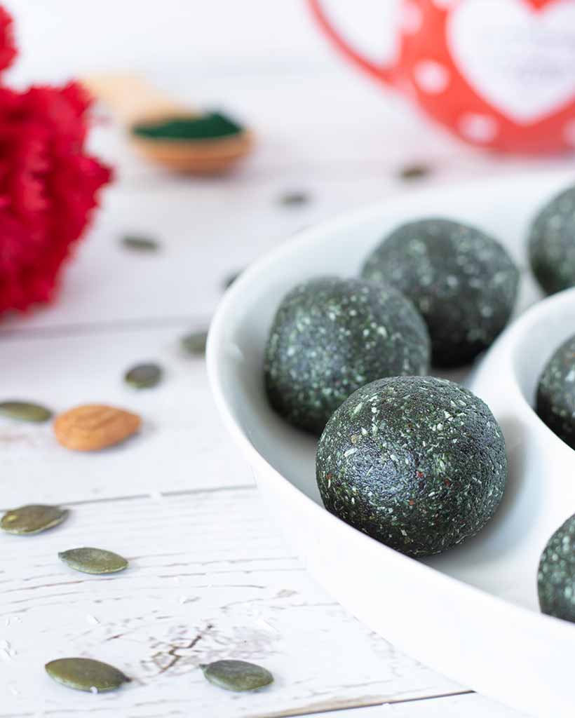 Spirulina energy balls recipe for lunchboxes for kids and adults. Vegan, gluten-free, refined sugar-free protein snacks for school, work, parties, picnics.