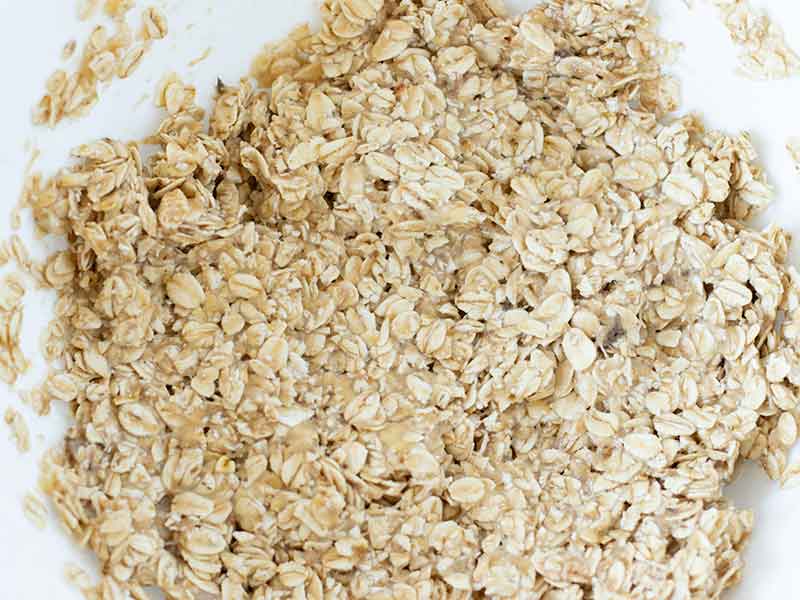 Healthy oatmeal for preparing flourless banana oat cookies.