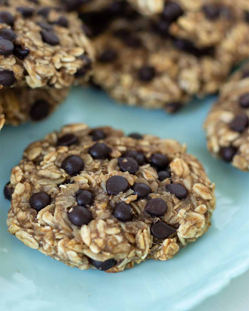 Chewy and healthy low-calorie banana oatmeal cookies with chocolate chips.