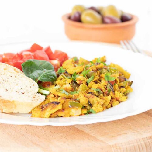 Easy vegan scrambled eggs with chickpea flour (no tofu)