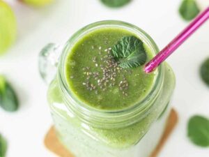 Recipe for spinach smoothie without yogurt, green vegan beverage in a glass