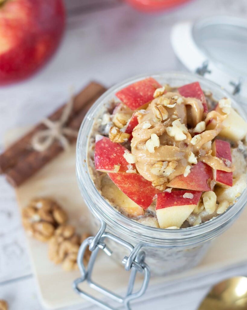Creamy cinnamon apple overnight oats without yogurt in a jar for a simple autumn breakfast or snack