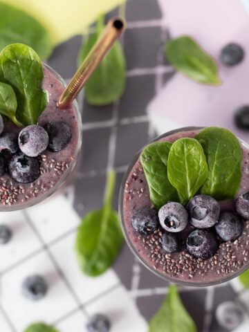 Blueberry banana spinach smoothie without yogurt as a healthy weight-loss breakfast drink