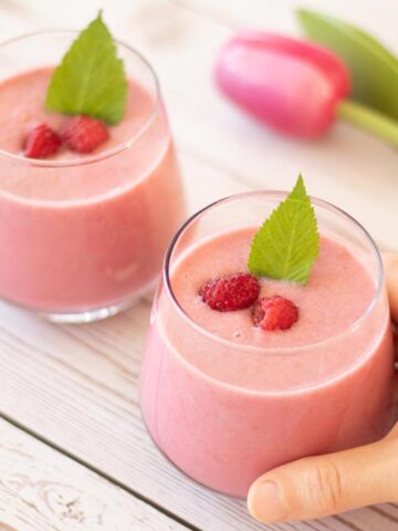 Vegan raspberry banana smoothie without yogurt