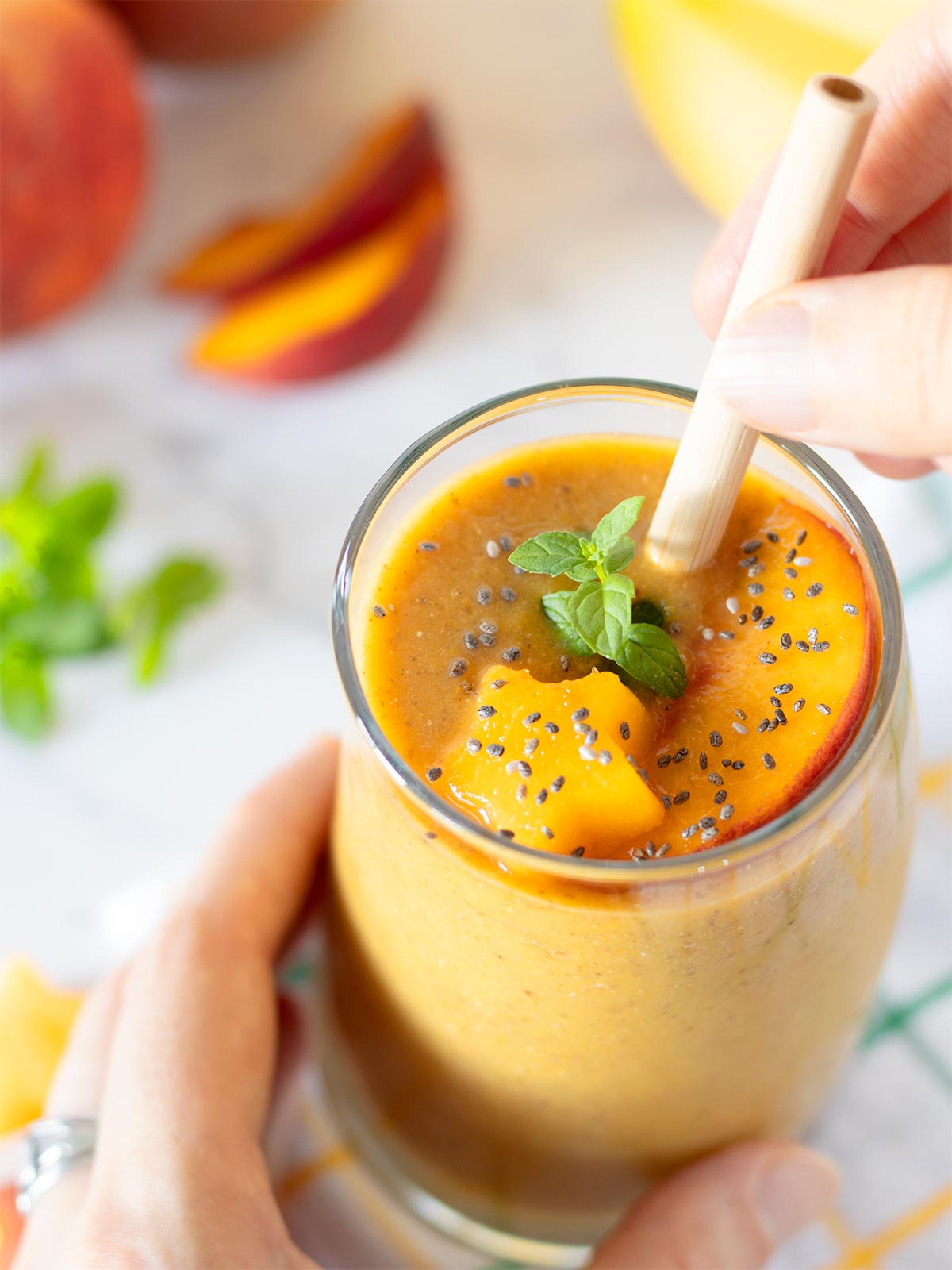 Healthy peach and banana smoothie without yogurt for weight loss.