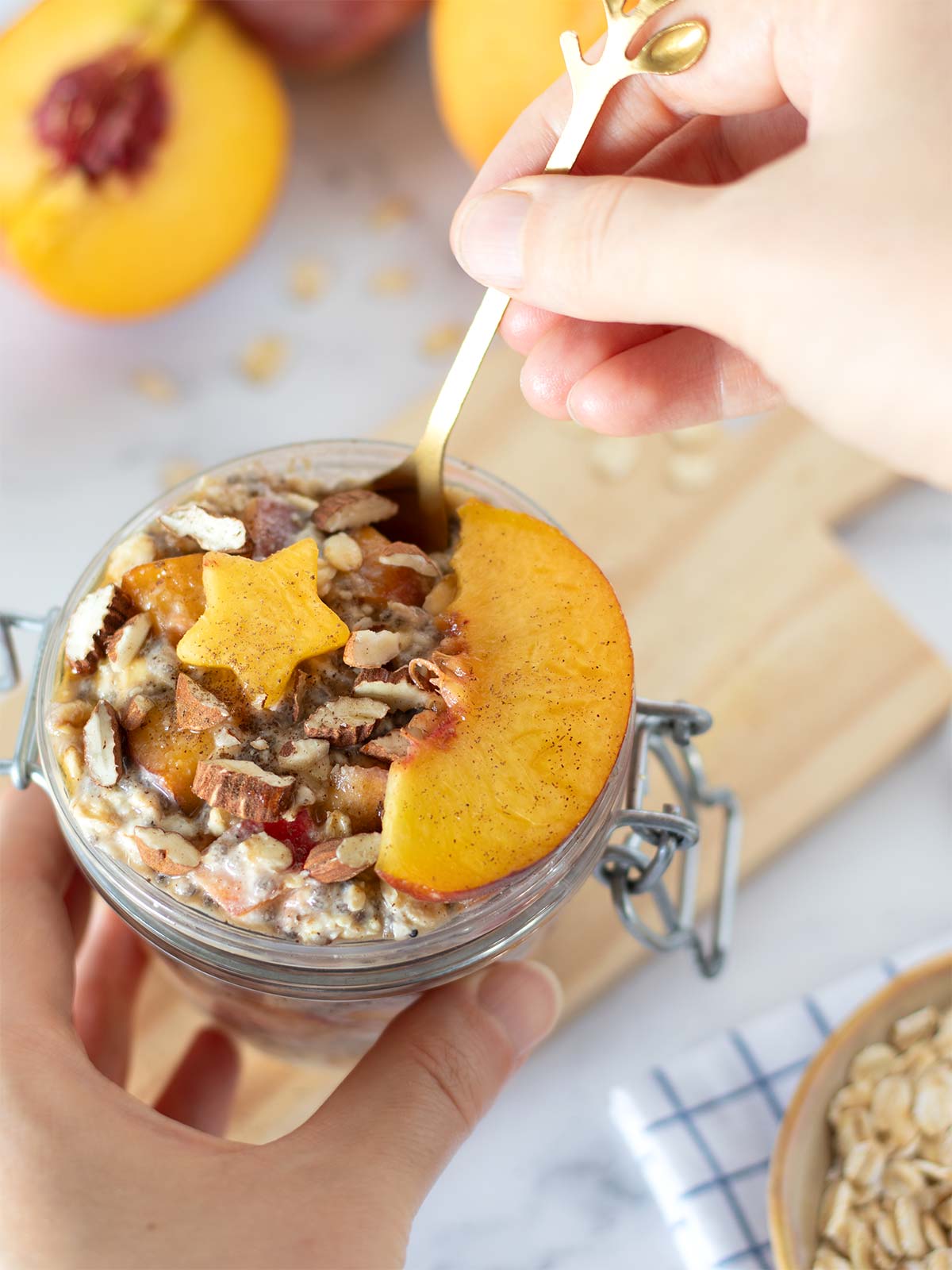 Weight-loss friendly peach pie overnight oats without yogurt.