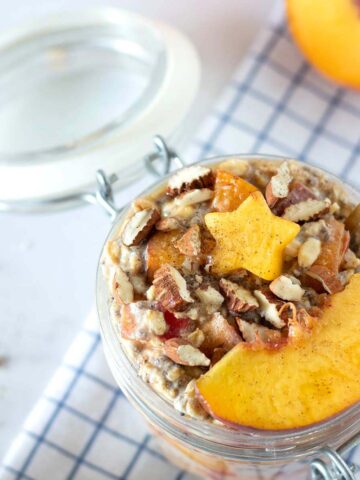 Peach pie overnight oats with cinnamon and chia seeds (no yogurt).