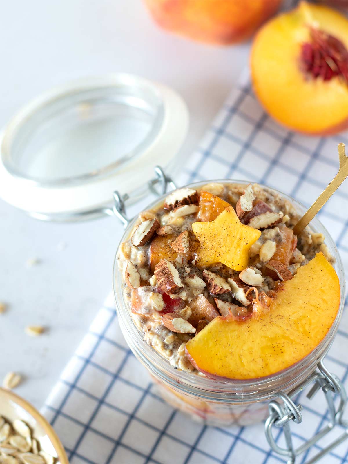 Peach pie overnight oats with cinnamon and chia seeds (no yogurt).