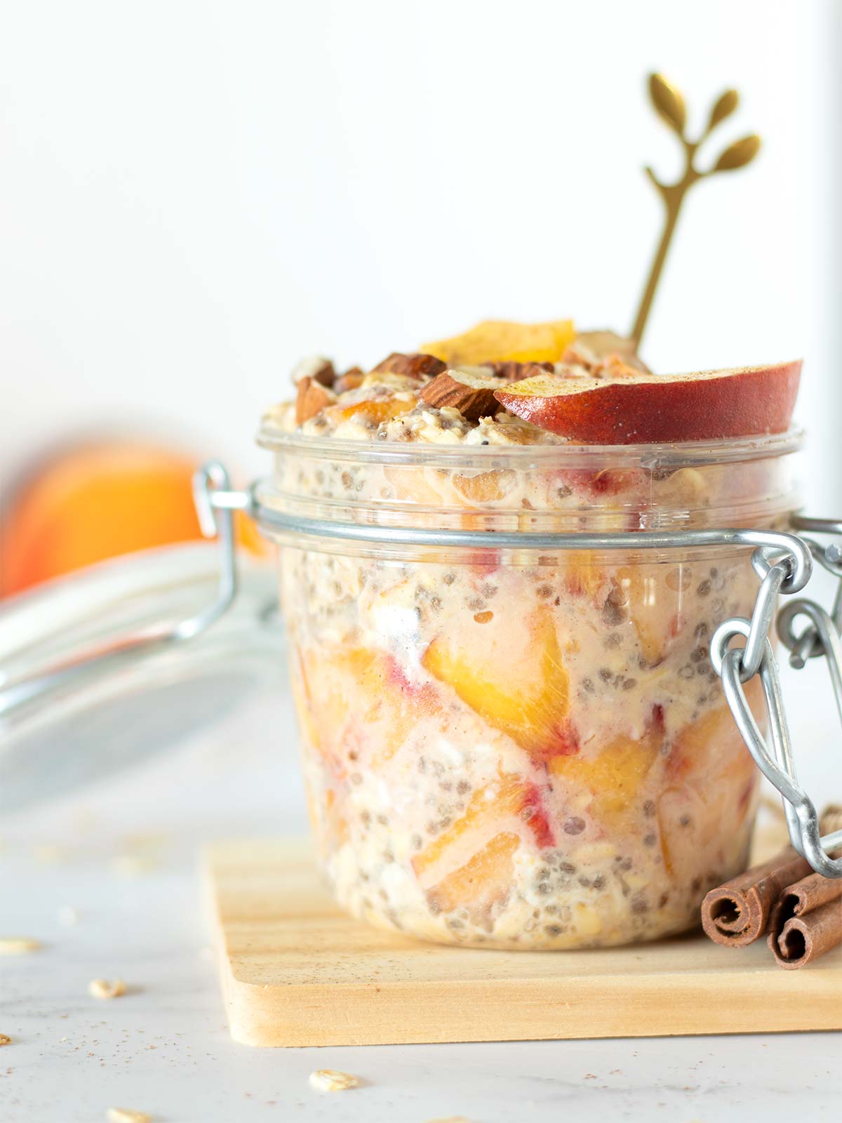 Peach pie overnight oats without yogurt in a jar.