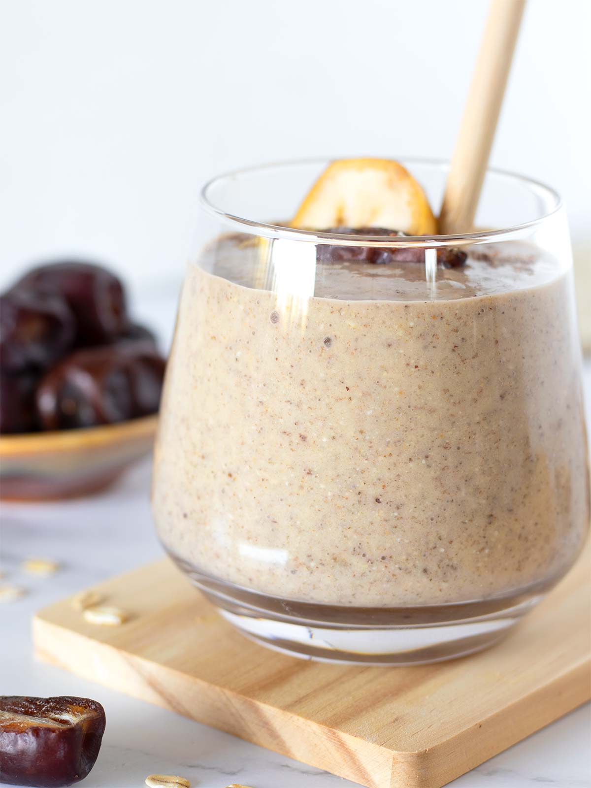 Date breakfast smoothie with banana and oats.