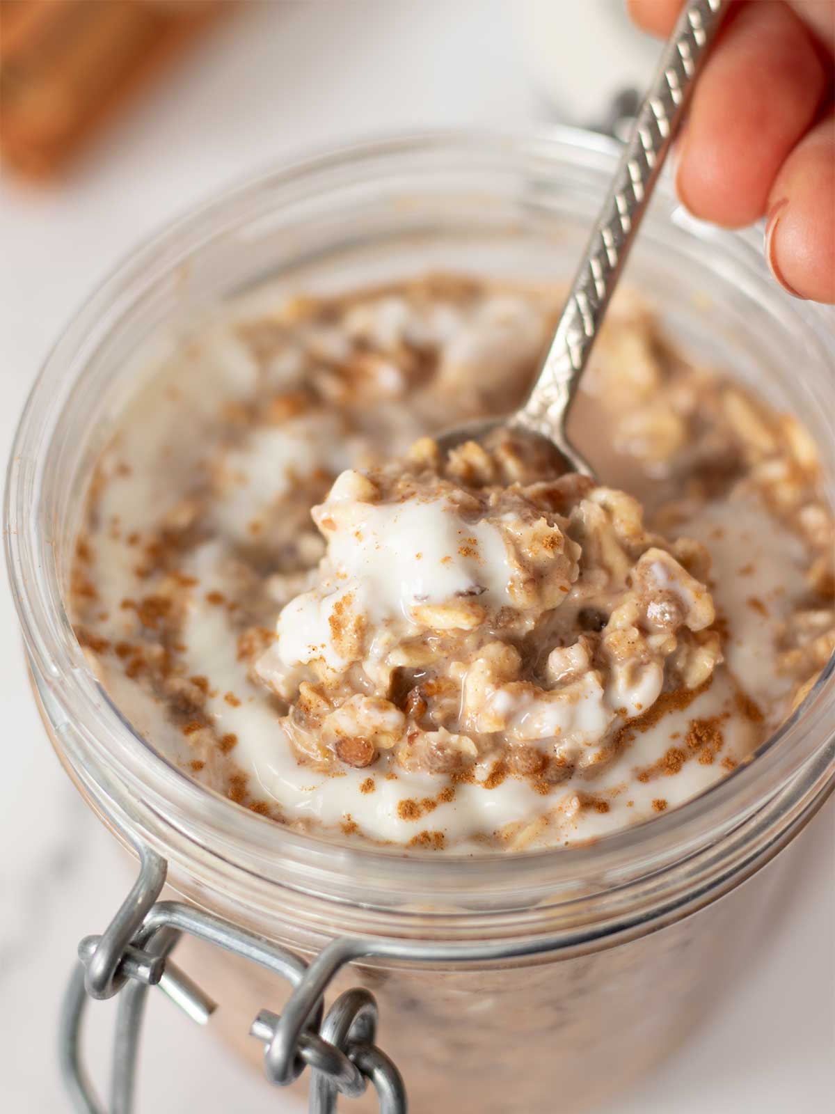 Brown sugar cinnamon roll overnight oats in a jar.