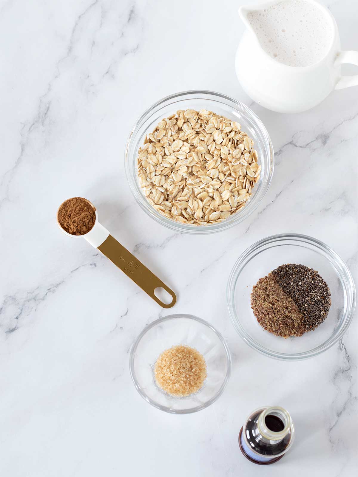 Healthy ingredients for cinnamon rolls overnight oats.