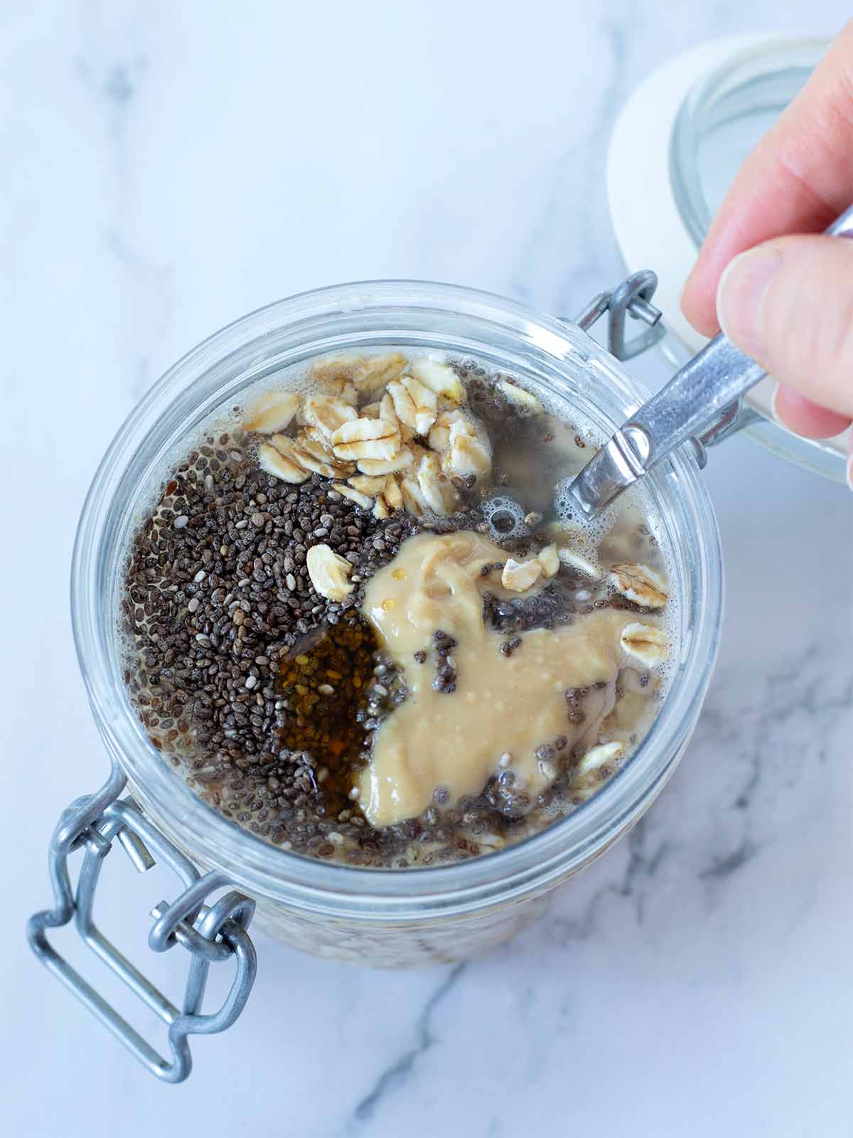 How to make overnight oats with water, mixing the ingredients in a jar.