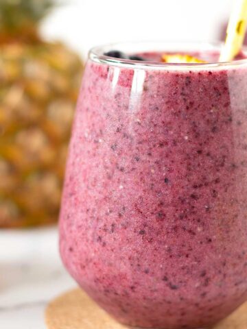 Pineapple blueberry banana smoothie without yogurt.