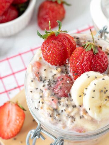 Strawberry banana overnight oats without yogurt.