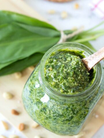 Vegan wild garlic pesto (Baerlauch pesto) without parmesan.