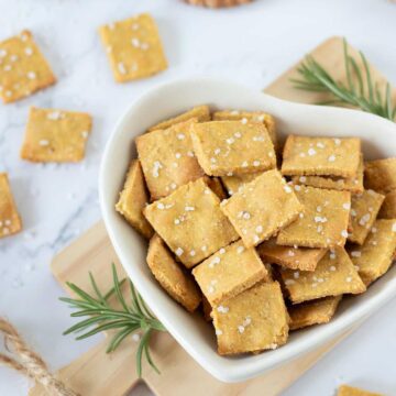 Healthy chickpea flour crackers (vegan and gluten-free high protein snack).