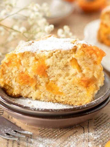 Fresh apricot cake (moist vegan Aprikosenkuchen recipe).