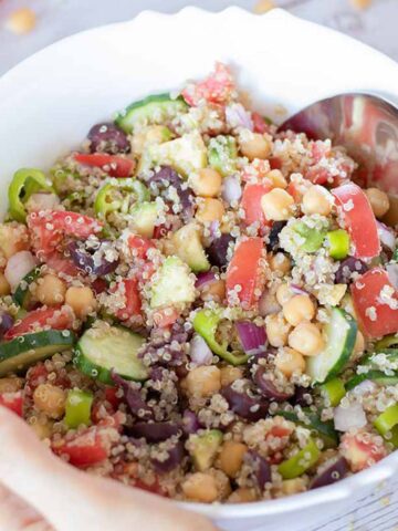 Zesty quinoa salad with chickpeas (high-protein Mediterranean recipe).
