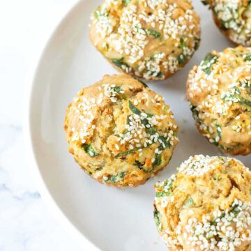 Vegan savoury muffins with spinach and carrot for a healthy breakfast.