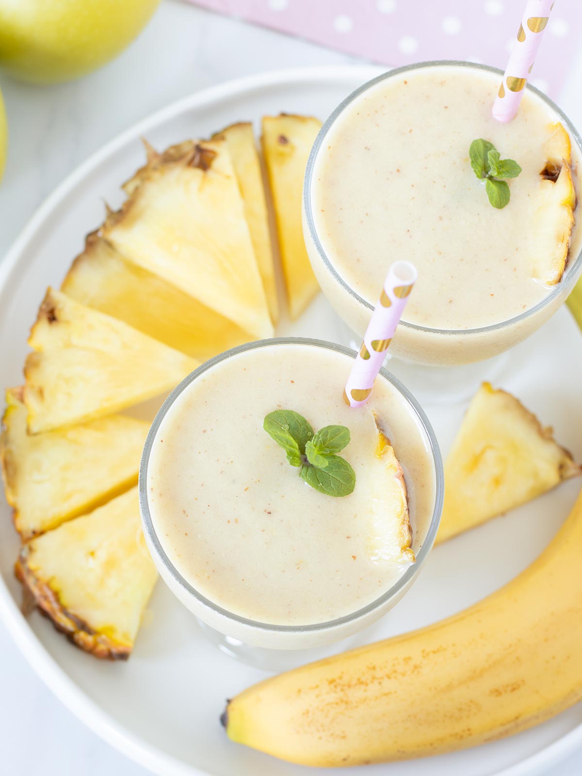 Banana apple pineapple smoothie without yogurt.