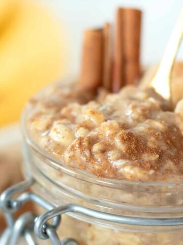 Banana cinnamon overnight oats (no yogurt).