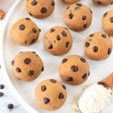 No-bake pumpkin protein balls (vegan and gluten-free energy bites).