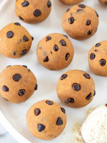 No-bake pumpkin protein balls (vegan and gluten-free energy bites).