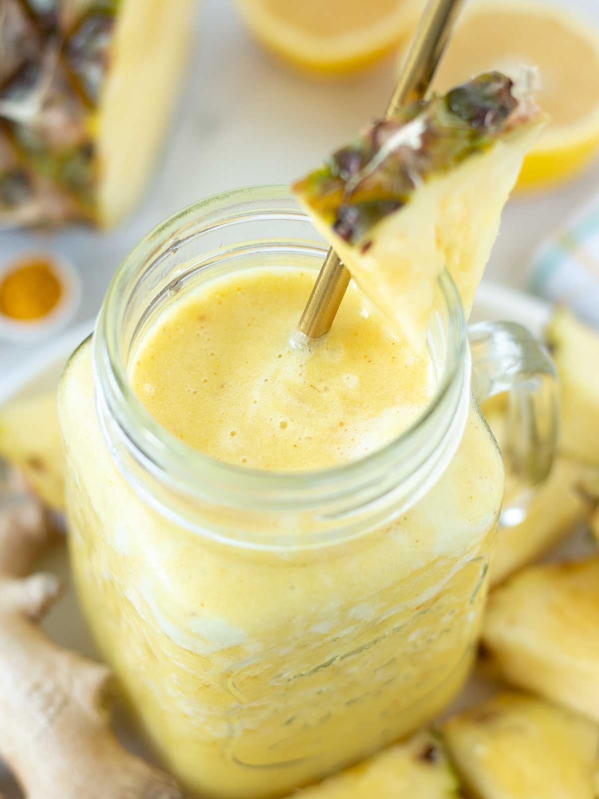 Vegan ananas smoothie with ginger and turmeric (no banana).