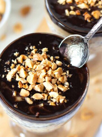 Snickers overnight oats (vegan).