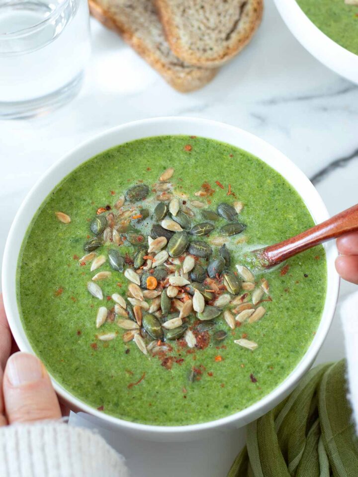 Vegan spinach broccoli soup with green peas.